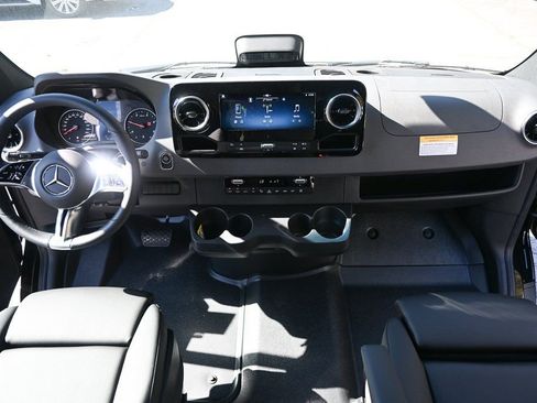 Used 2025 Mercedes-Benz Sprinter 2500 image 16