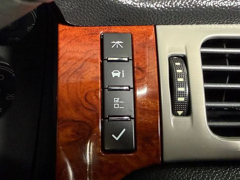 Used 2013 Chevrolet Avalanche LTZ AWD/4WD image 23
