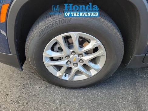 Used 2023 Chevrolet Traverse LS w/ Safety Package FWD image 4
