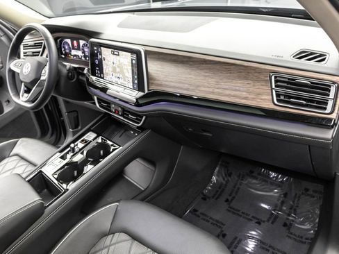 Certified 2025 Volkswagen Atlas SEL Premium R-Line image 34