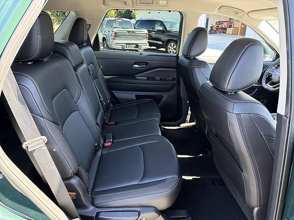 Used 2024 Nissan Pathfinder SL AWD/4WD image 17