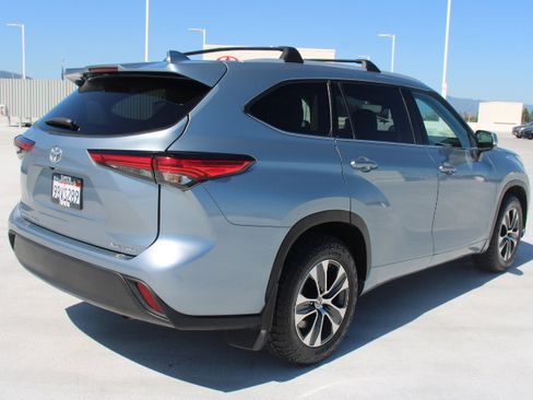 Used 2022 Toyota Highlander XLE AWD/4WD image 3