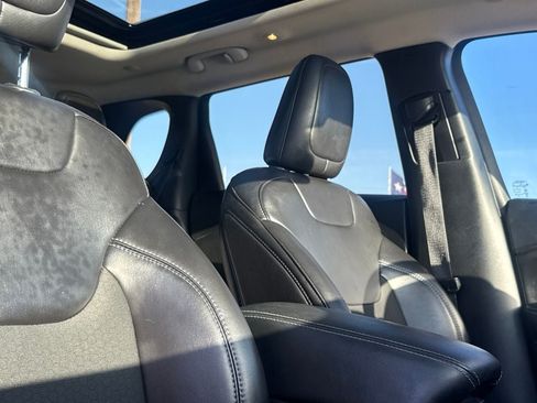 Used 2019 Jeep Cherokee Latitude Plus w/ Comfort/Convenience Group FWD image 30