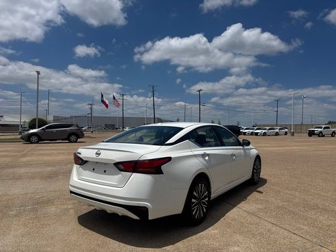 Certified 2025 Nissan Altima 2.5 SV FWD image 17
