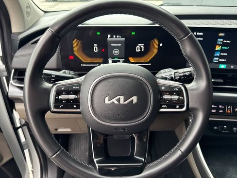 Used 2025 Kia Carnival image 3