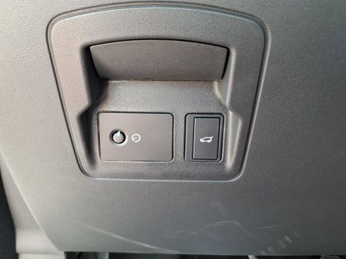 Used 2025 Land Rover Range Rover Velar Dynamic SE image 18