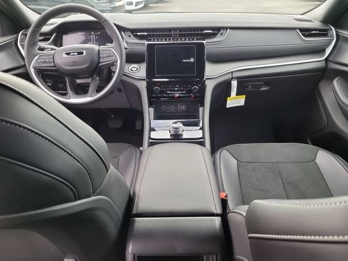 New 2025 Jeep Grand Cherokee Altitude image 12