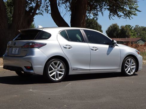 Used 2015 Lexus CT 200h w/ Navigation Package FWD image 5