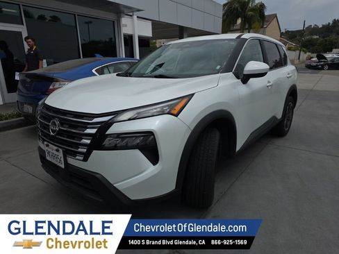 Used 2024 Nissan Rogue SV FWD image 2