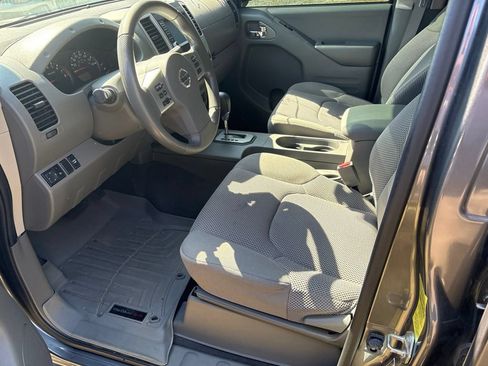 Used 2020 Nissan Frontier SV RWD image 2