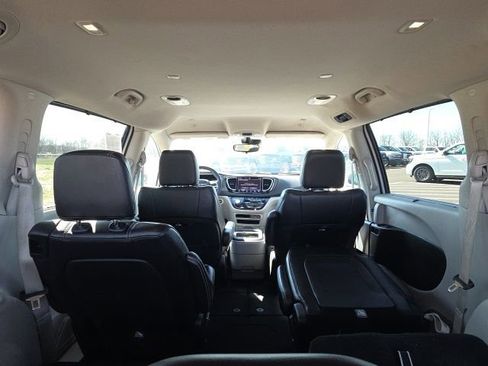 Used 2023 Chrysler Pacifica Touring-L FWD image 14