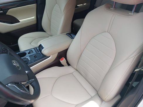 Used 2021 Toyota Highlander XLE FWD image 17