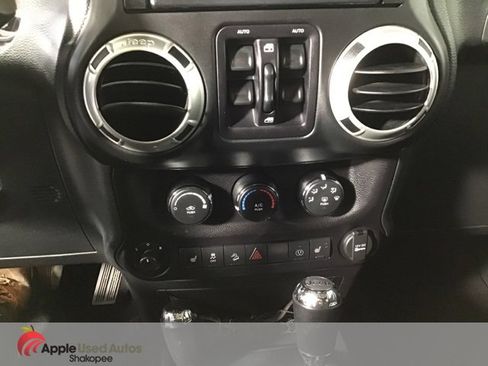 Used 2016 Jeep Wrangler Unlimited Sahara w/ Connectivity Group image 15