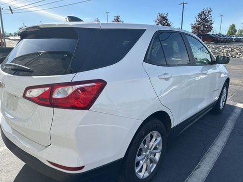 Used 2020 Chevrolet Equinox LS w/ LS Convenience Package FWD image 4