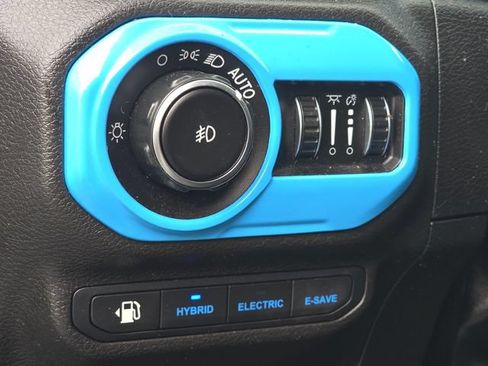 Used 2022 Jeep Wrangler Unlimited Sahara AWD/4WD image 18