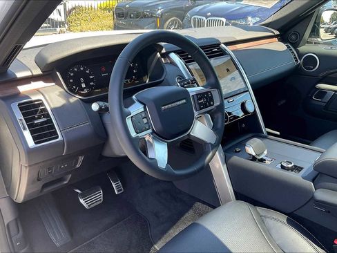 Used 2025 Land Rover Discovery Dynamic SE image 17