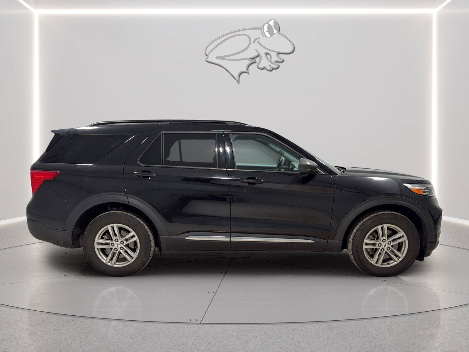 Used 2023 Ford Explorer XLT AWD/4WD image 6
