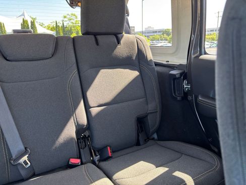 Used 2025 Jeep Wrangler Unlimited Sahara AWD/4WD image 35