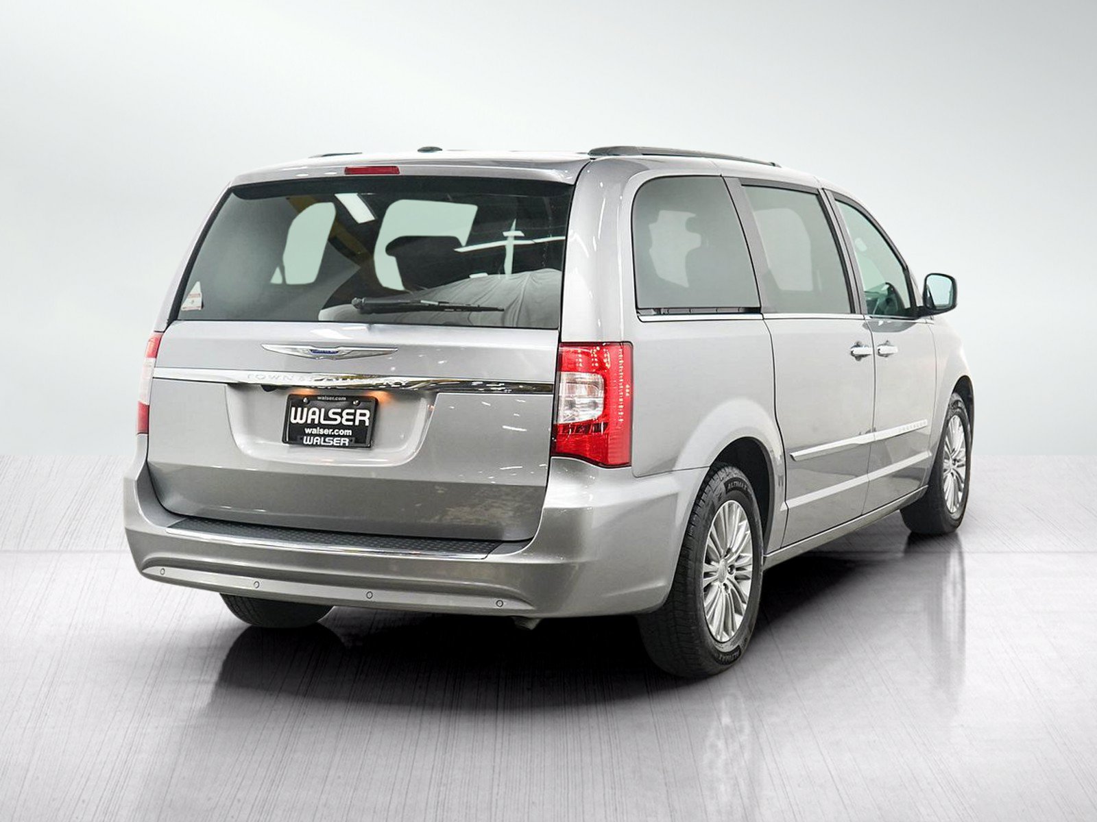 Used 2016 Chrysler Town & Country Touring-L w/ Driver Convenience Group FWD image 5