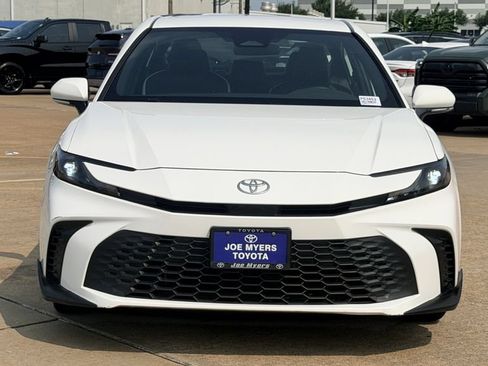 Used 2025 Toyota Camry SE FWD image 3