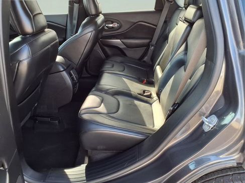 Used 2019 Jeep Cherokee Limited image 25