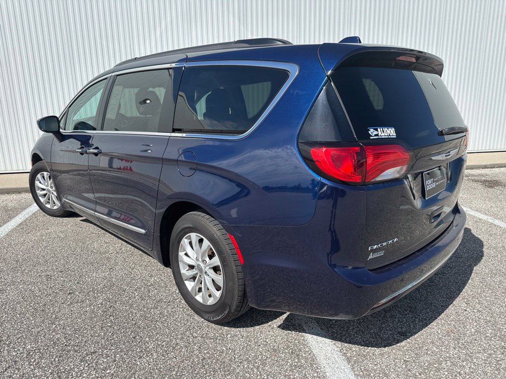 Used 2017 Chrysler Pacifica Touring-L FWD image 5
