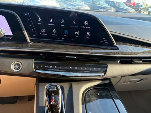 Used 2024 Cadillac Escalade Premium Luxury AWD/4WD image 21