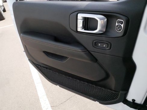 Used 2025 Jeep Wrangler Unlimited Sahara w/ Safety Group AWD/4WD image 27