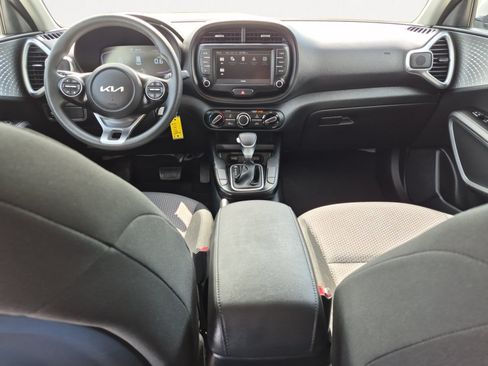 Used 2025 Kia Soul LX w/ LX Technology Package FWD image 3