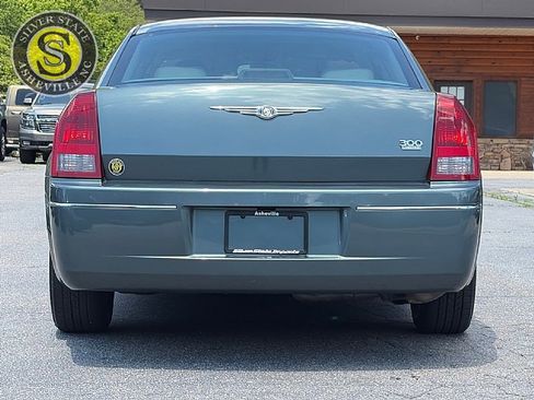 Used 2005 Chrysler 300 Touring RWD image 5