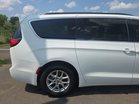 Used 2022 Chrysler Pacifica Touring-L FWD image 7