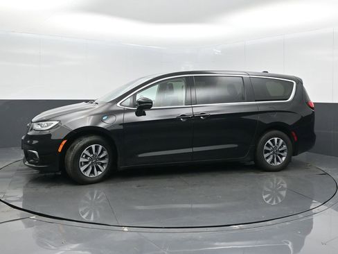 Certified 2024 Chrysler Pacifica Select image 4