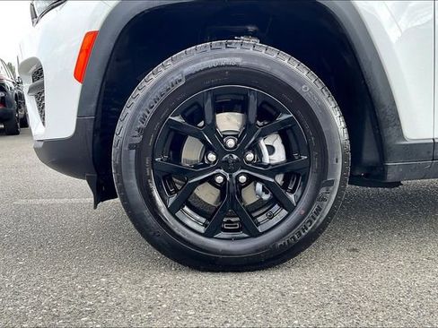 Used 2025 Jeep Grand Cherokee Altitude image 9