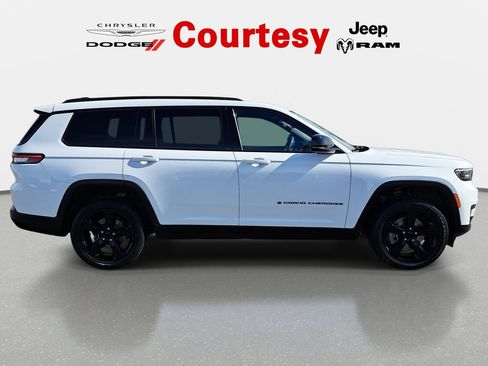 Certified 2023 Jeep Grand Cherokee L Altitude AWD/4WD image 3