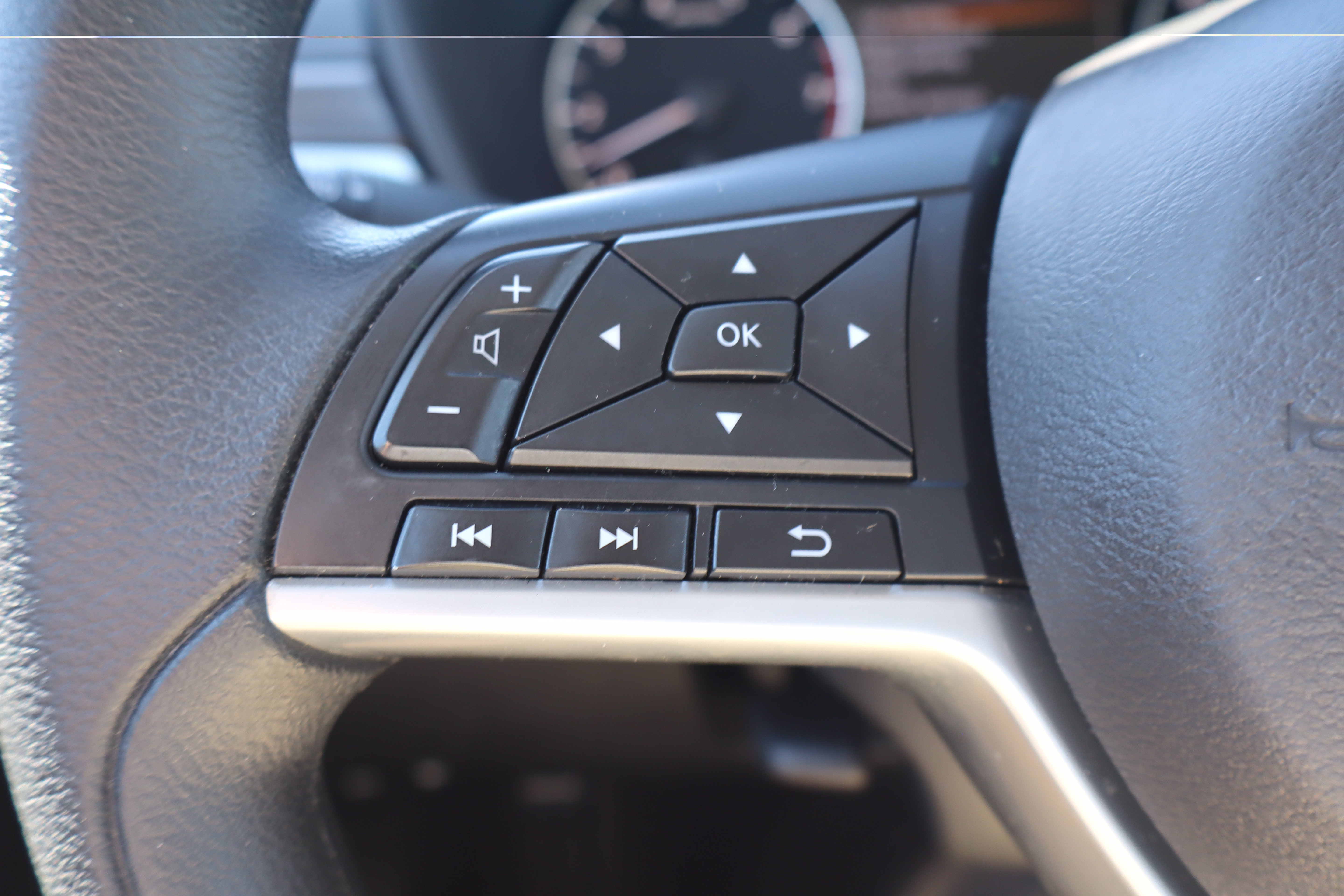 Used 2025 Nissan Altima 2.5 SV FWD image 15