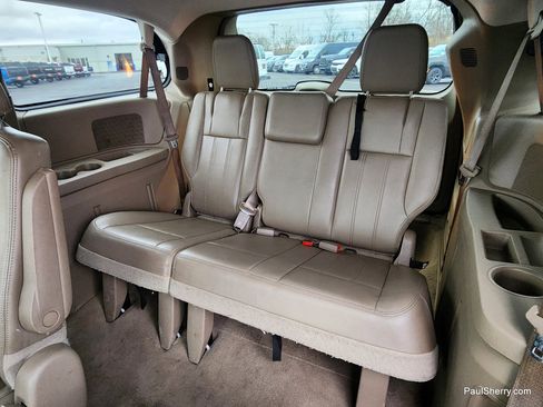 Used 2014 Chrysler Town & Country Touring image 50