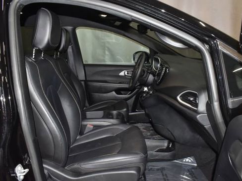 Certified 2025 Chrysler Pacifica Select image 28