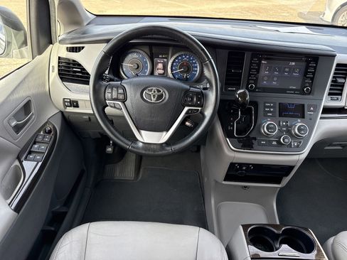 Used 2020 Toyota Sienna XLE Premium image 19