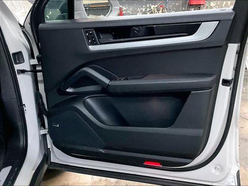 Used 2025 Porsche Cayenne image 25