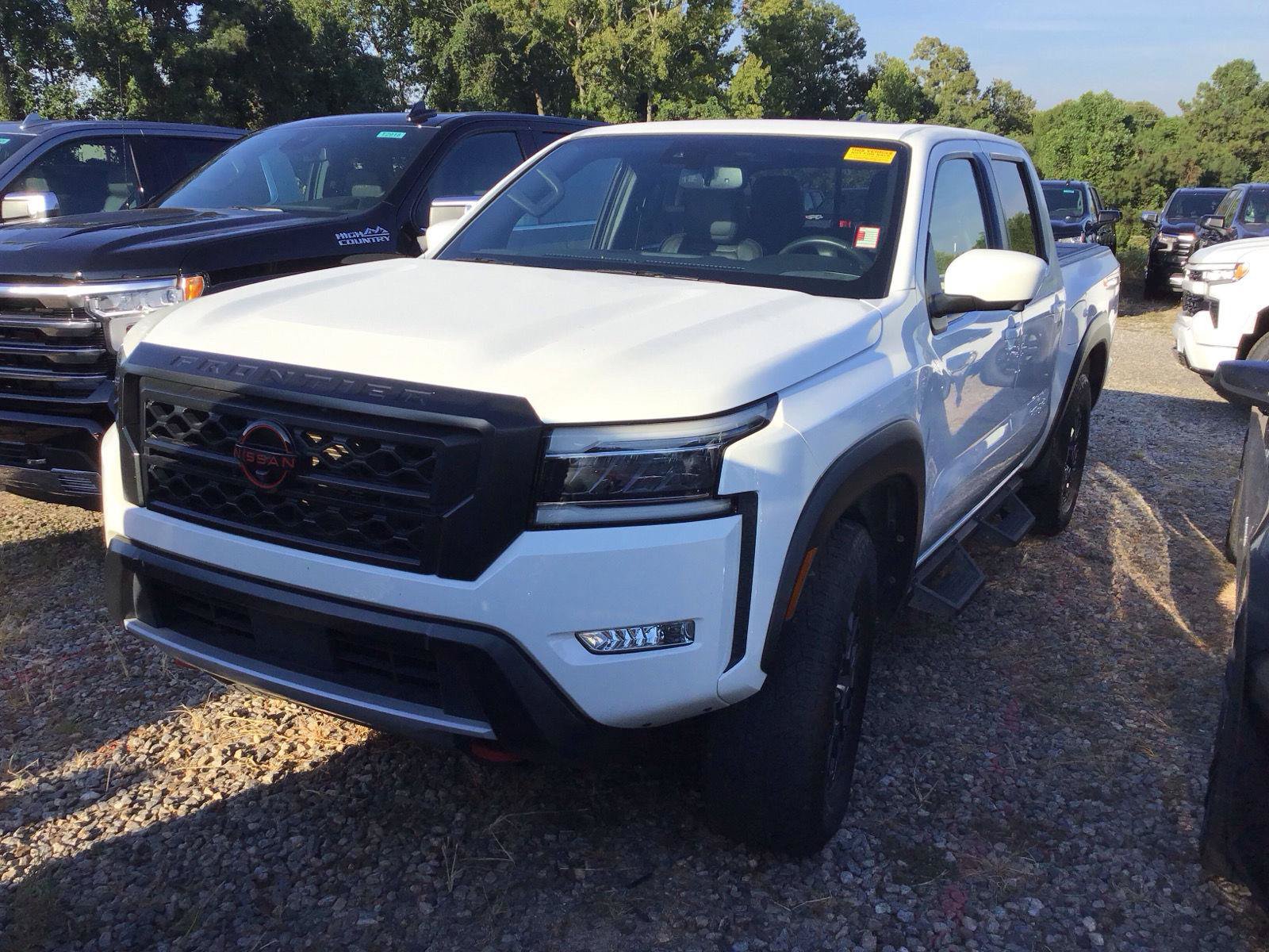 Used 2022 Nissan Frontier 4x4 Crew Cab image 2