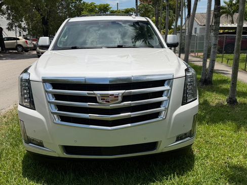 Used 2017 Cadillac Escalade ESV Premium Luxury AWD/4WD image 2