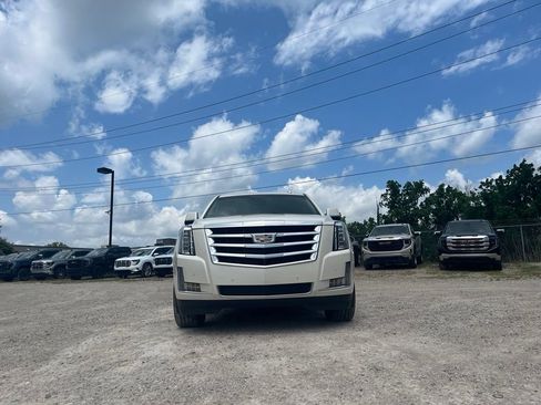 Used 2015 Cadillac Escalade Luxury AWD/4WD image 4