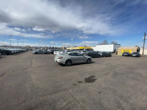 Used 2025 Genesis G70 2.5T image 11