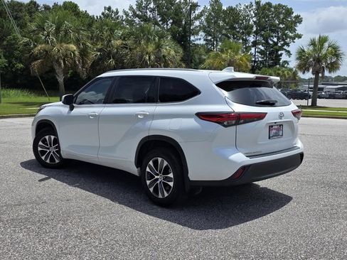 Used 2023 Toyota Highlander XLE FWD image 4