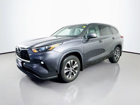 Used 2022 Toyota Highlander XLE AWD/4WD image 2