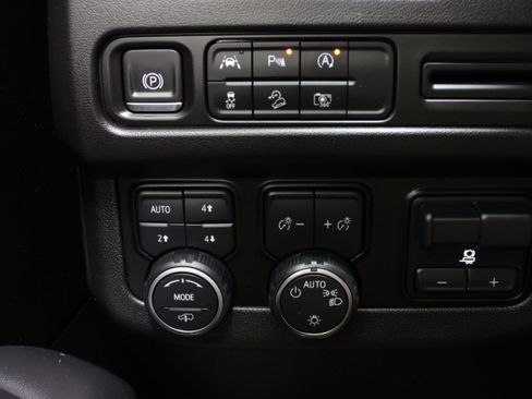 Used 2023 Chevrolet Tahoe Z71 w/ Z71 Off-Road Package AWD/4WD image 26