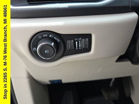 Used 2023 Chrysler Pacifica Limited FWD image 17