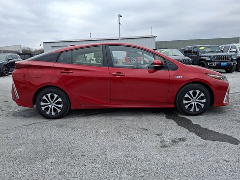 Used 2022 Toyota Prius Prime XLE image 7