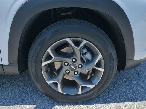 Certified 2025 Chevrolet Trax LT FWD image 11