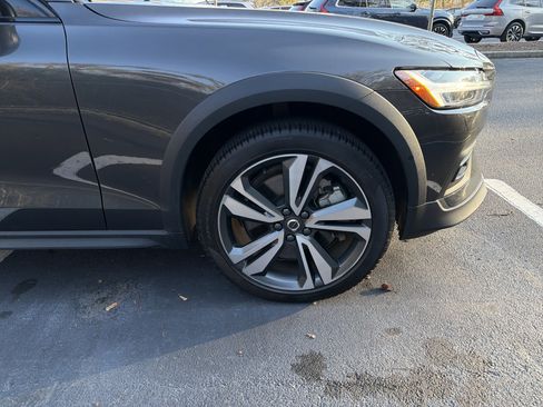 Certified 2025 Volvo V60 B5 Cross Country Plus image 9